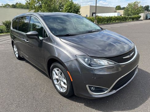 Used 2018 Chrysler Pacifica Touring Plus w/ Tire & Wheel Group FWD image 3