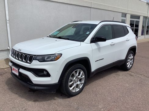 Used 2023 Jeep Compass Latitude AWD/4WD image 2