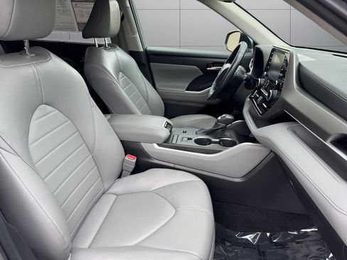 Used 2022 Toyota Highlander XLE AWD/4WD image 17