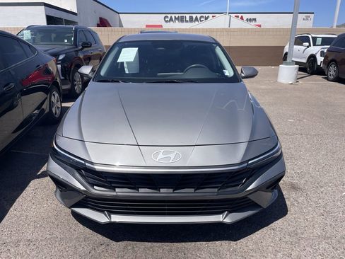 Used 2024 Hyundai Elantra SE image 3