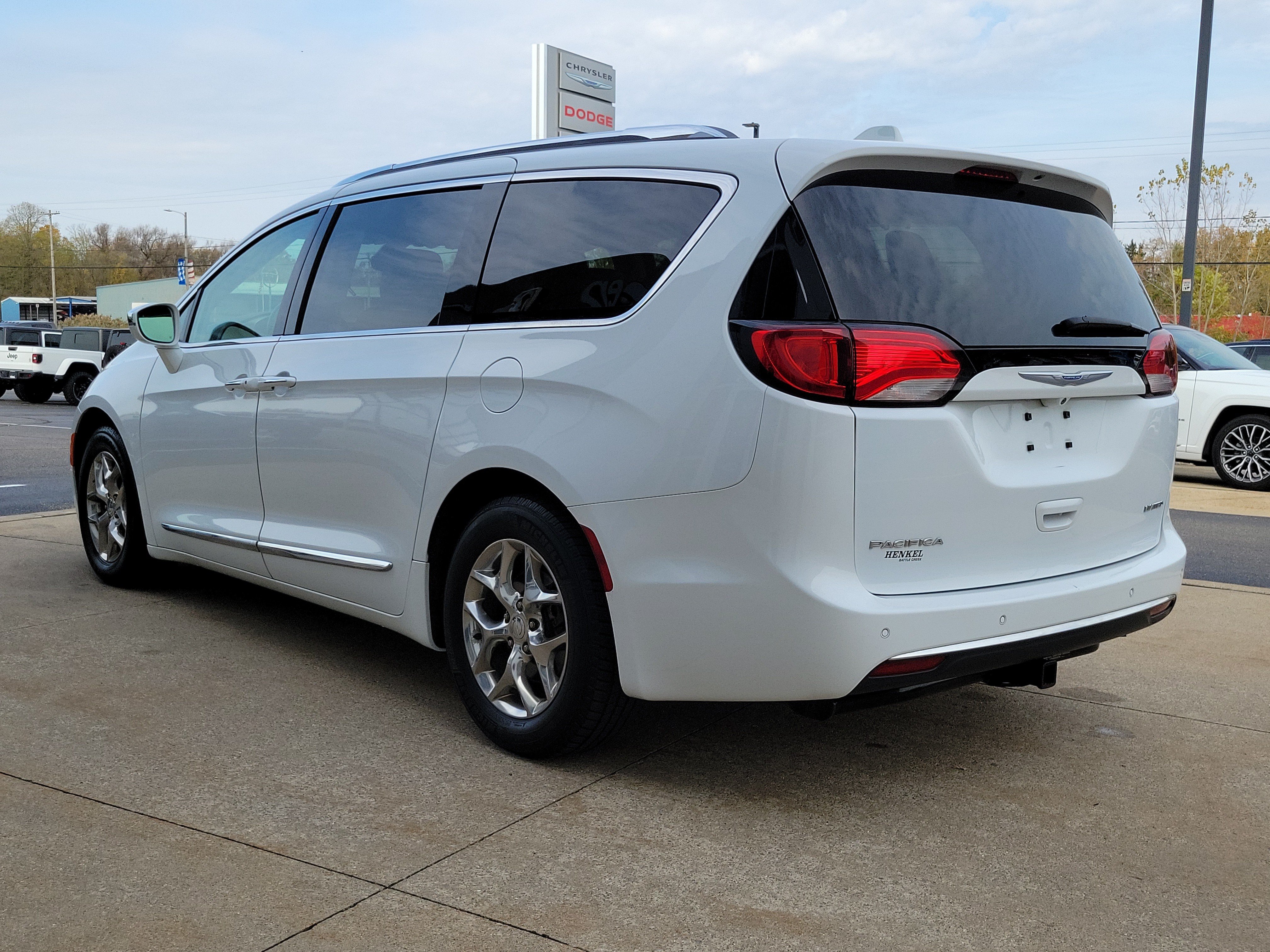 Used 2018 Chrysler Pacifica Limited FWD image 3
