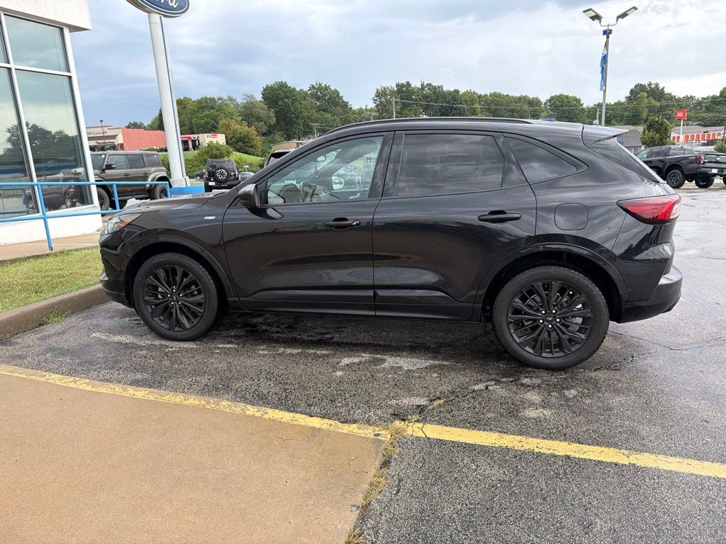 Used 2023 Ford Escape ST-Line Elite AWD/4WD image 7