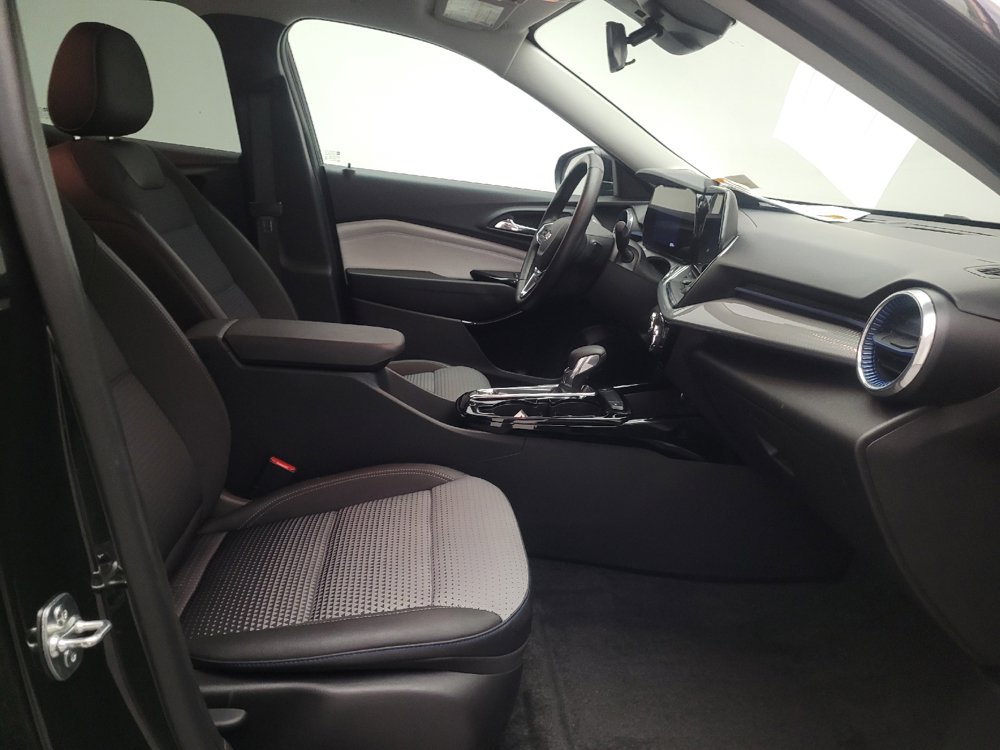Used 2025 Chevrolet Trax LT w/ LT Convenience Package FWD image 21