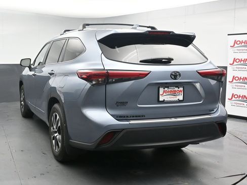 Used 2023 Toyota Highlander XLE FWD image 6
