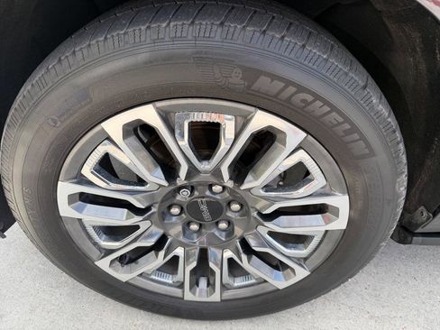 Used 2023 GMC Yukon XL Denali Ultimate image 9