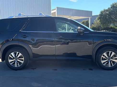 Used 2023 Nissan Pathfinder SL w/ Black Appearance Package image 8