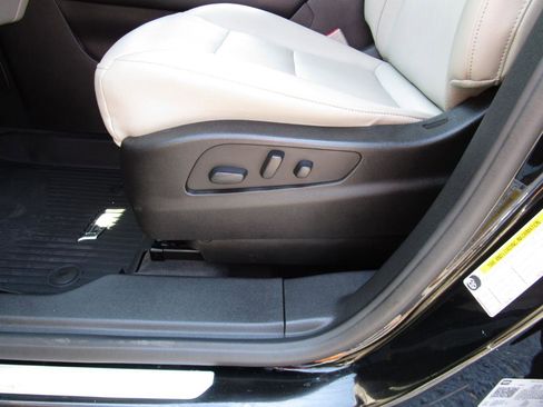 Used 2021 Cadillac XT4 Luxury w/ Cold Weather Package FWD image 12