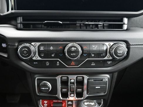 Certified 2025 Jeep Wrangler Unlimited Rubicon w/ Technology Group image 22