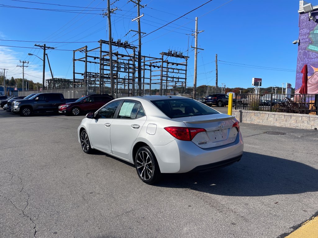 Used 2017 Toyota Corolla SE w/ SE Premium Package FWD image 3