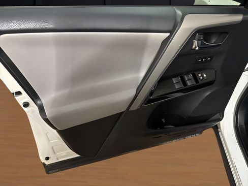 Used 2018 Toyota RAV4 Limited FWD image 11