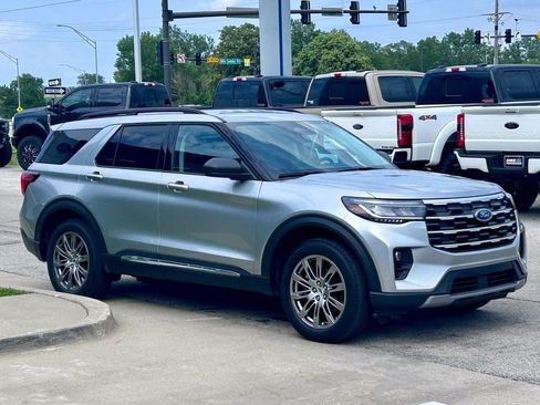 Used 2025 Ford Explorer Active w/ Active Comfort Package AWD/4WD image 7