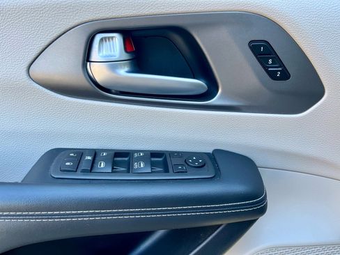 Used 2024 Chrysler Pacifica Touring-L image 11