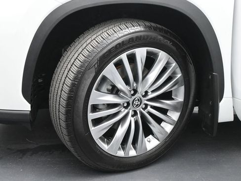 Used 2024 Toyota Highlander Platinum AWD/4WD image 23