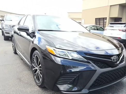Used 2019 Toyota Camry SE FWD image 2