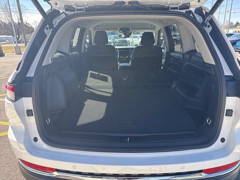 Used 2023 Jeep Grand Cherokee Laredo w/ Luxury Tech Group I AWD/4WD image 17