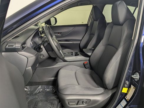 Used 2021 Toyota Venza LE image 12