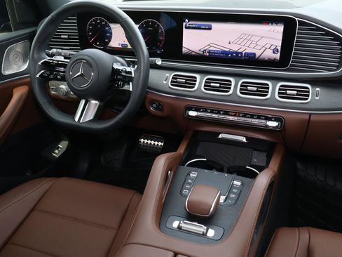 Used 2025 Mercedes-Benz GLS 450 4MATIC image 10