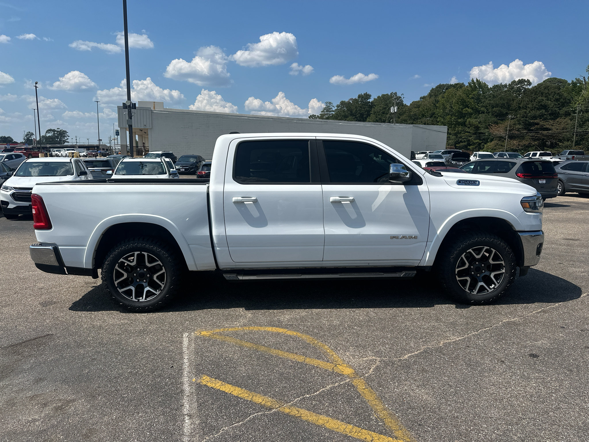 Used 2025 RAM 1500 Laramie AWD/4WD image 4