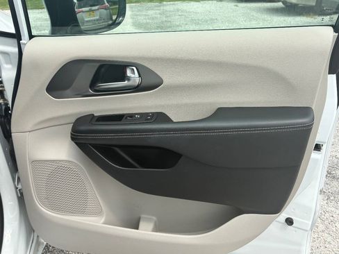Used 2024 Chrysler Pacifica Touring-L FWD image 15