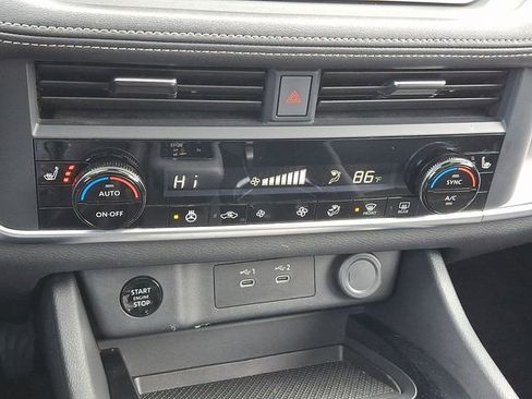 Used 2024 Nissan Rogue SV w/ SV Premium Package image 16