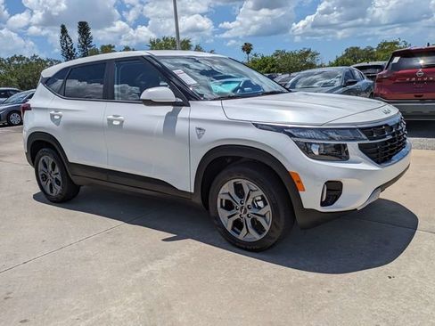 Used 2026 Kia Seltos LX FWD image 2
