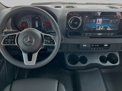 Used 2024 Mercedes-Benz Sprinter 2500 image 13