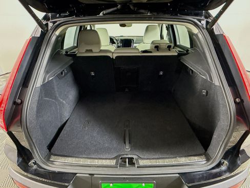 Used 2024 Volvo XC40 B5 Plus AWD/4WD image 35