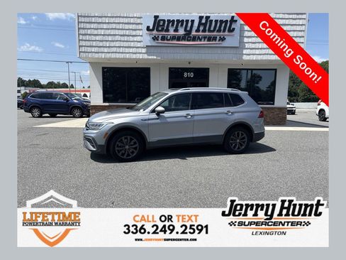 Used 2022 Volkswagen Tiguan SE FWD image 1