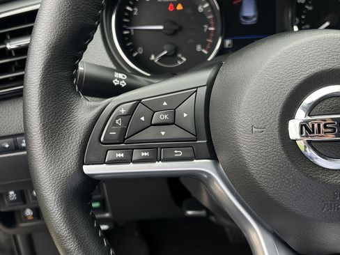 Used 2022 Nissan Rogue Sport SL FWD image 11
