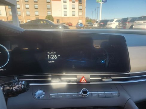 Used 2025 Hyundai Elantra SEL image 12