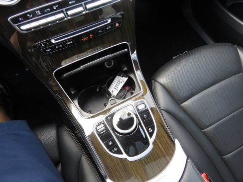 Used 2019 Mercedes-Benz GLC 300 4MATIC image 24