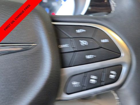 Used 2023 Chrysler Pacifica Limited FWD image 31