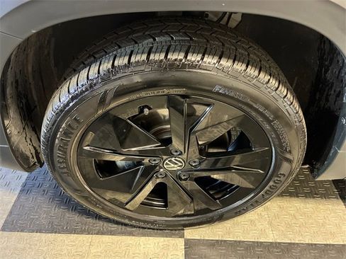 Certified 2025 Volkswagen Taos SE image 8