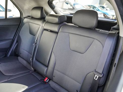 Used 2024 Kia Niro EX Touring image 18