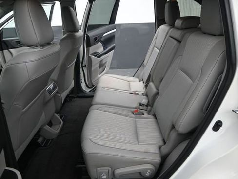 Used 2018 Toyota Highlander Plus FWD image 15