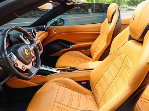 Used 2016 Ferrari California T RWD image 22