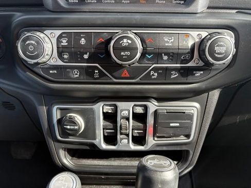 Used 2018 Jeep Wrangler Unlimited Sahara AWD/4WD image 32