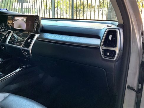 Used 2023 Kia Sorento SX image 18