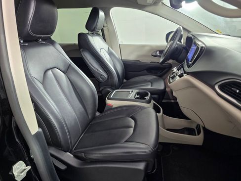 Used 2024 Chrysler Pacifica Touring-L image 40