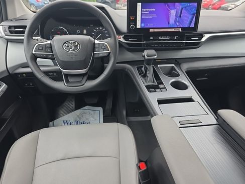Used 2025 Toyota Sienna XLE image 21