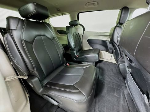 Used 2023 Chrysler Pacifica Touring-L FWD image 27