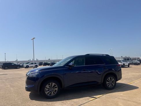 Certified 2025 Nissan Pathfinder SV FWD image 11