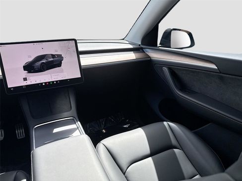 Used 2025 Tesla Model Y Performance image 23