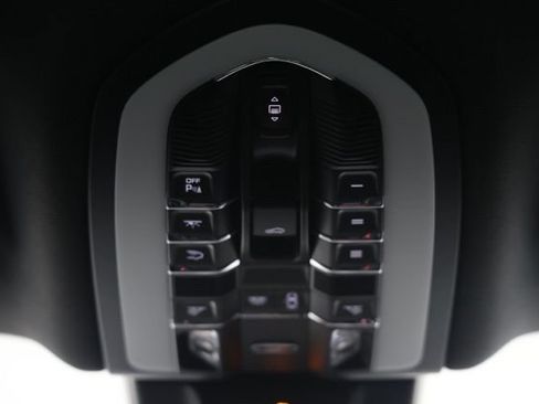 Used 2025 Porsche Macan AWD/4WD image 40