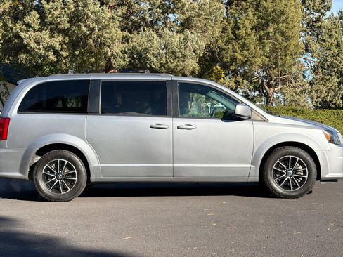 Used 2019 Dodge Grand Caravan GT image 3