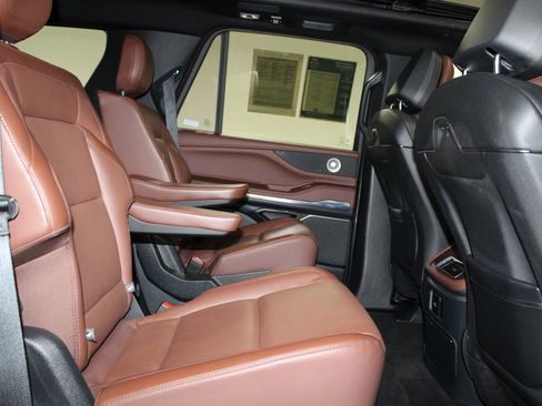 Used 2025 Lincoln Navigator Reserve image 40