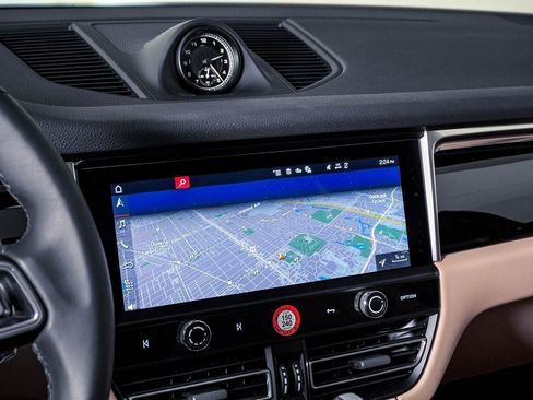 Certified 2025 Porsche Macan image 22