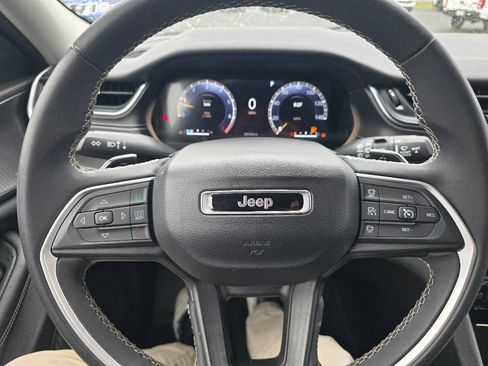 Used 2023 Jeep Grand Cherokee L Laredo AWD/4WD image 19