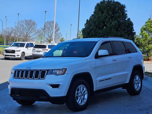Used 2019 Jeep Grand Cherokee Laredo image 3