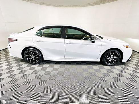 Used 2024 Toyota Camry SE image 2